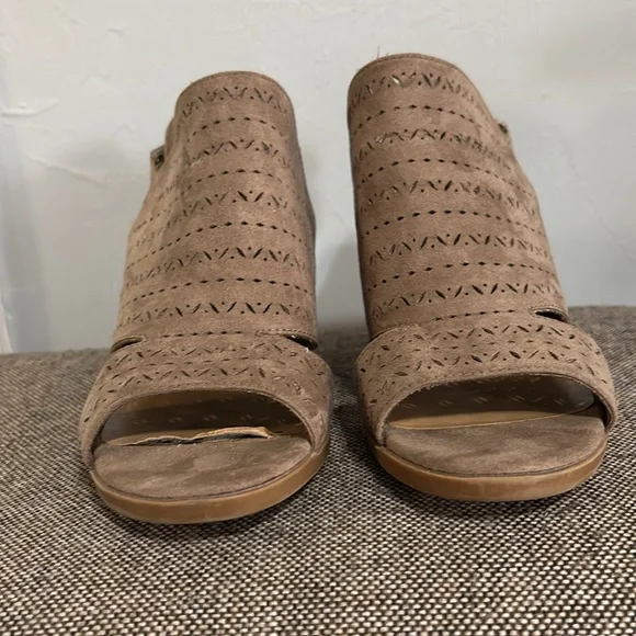 Dept. 222 tan suede heeled sandals , size 8 1/2. - Picture 6 of 15